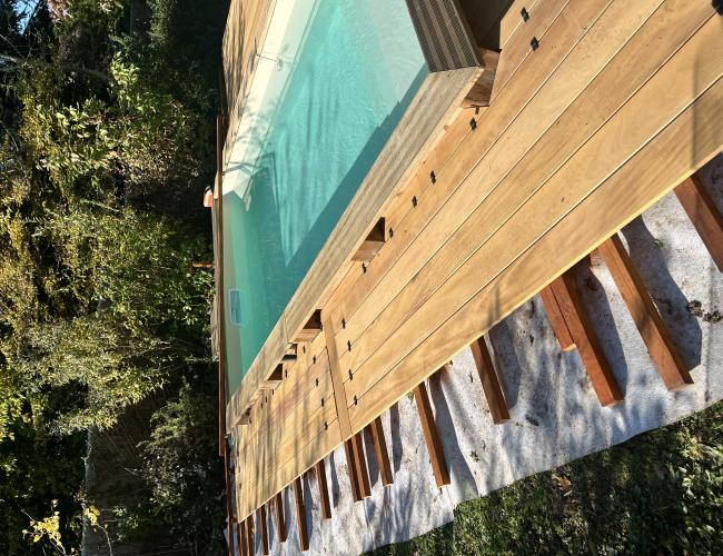Terrasse bois haut de gamme dans le 77 avec logo brûlé