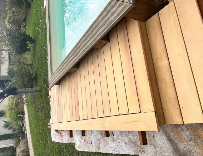 Terrasse en bois exotique Garapa autour d’une piscine enterrée