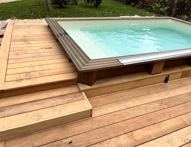 Terrasse Garapa avec gravure bois personnalisée : l’excellence artisanale