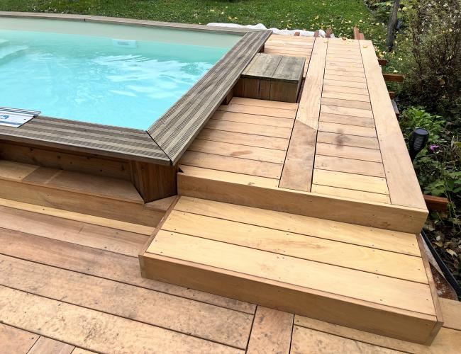 Terrasse bois en pente avec escalier intégré : solution technique pro