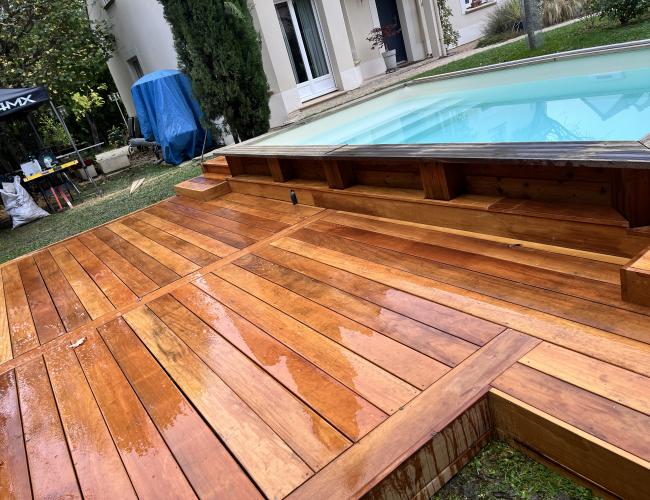Terrasse en bois Garapa autour piscine à Savigny-le-Temple (77176)