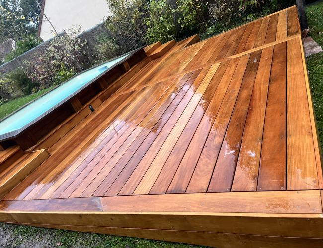 Terrasse haut de gamme en bois Garapa autour d’une piscine