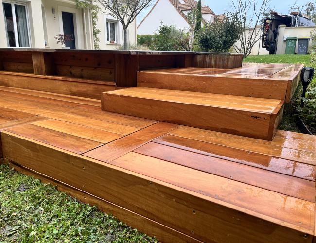 Terrasse en bois autour d’une piscine : inspiration haut de gamme en Île-de-France