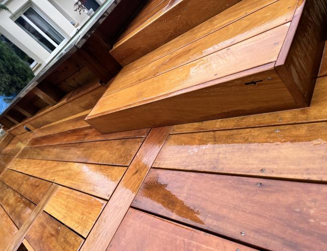 Travaux de terrasse sur terrain difficile : terrasse bois en pente