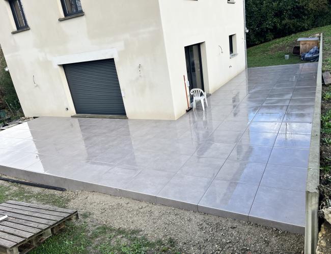 Terrasse sur plots 20 mm extérieur – calepinage et joints alignés (Chessy 77700)