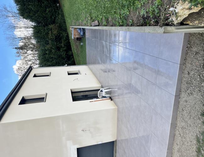 Structure aluminium + plots réglables – terrasse grès cérame sur plots en Seine-et-Marne